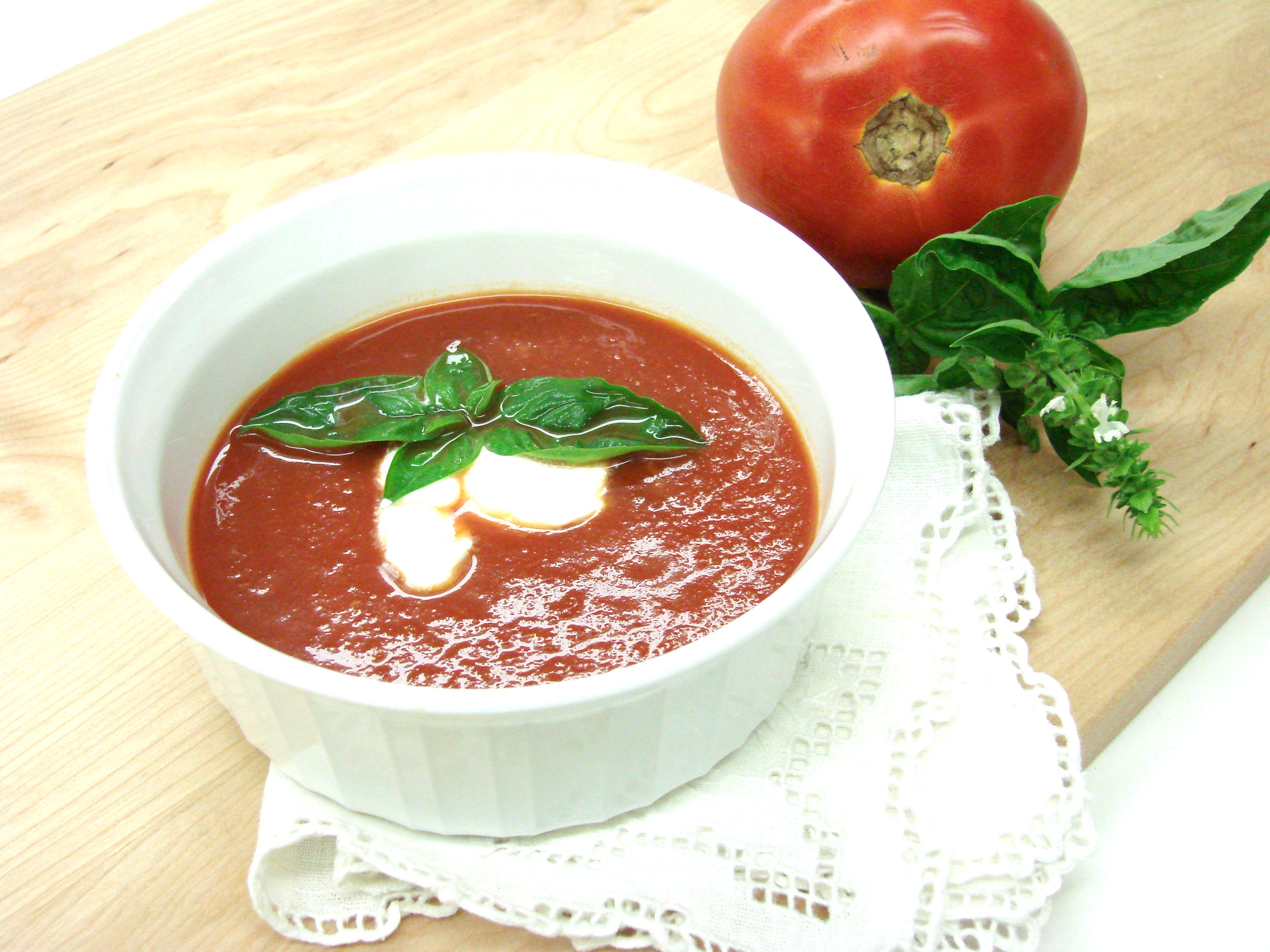 Подлива со сметаной и томатной. Томатно сметанный соус. Сметанно-томатный соус с овощами. Эхинацея Томато суп. Підвищені зору томатний суп в тарілку.
